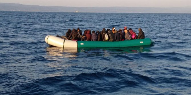 Yunanistan'ın geri ittiği lastik bottaki 35 göçmen kurtarıldı
