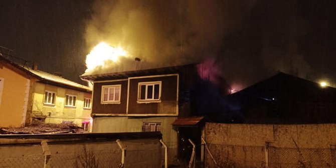 Kastamonu'da 2 katlı binadaki yangını fark eden polisler 5 kişiyi kurtardı