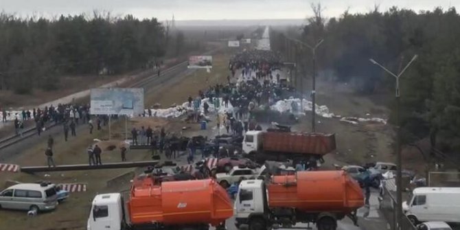 Nükleer santralin bulunduğu Enerhodar kentinde halk barikat kurdu
