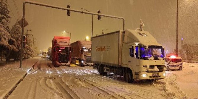 Burdur-Antalya ve Burdur- Ankara karayolu kar nedeniyle kapandı