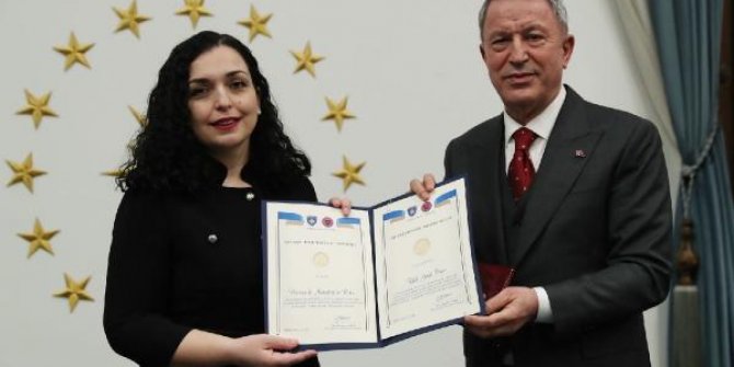 Bakan Akar'a Kosova Cumhurbaşkanlığı Askeri Madalyası tevcihi