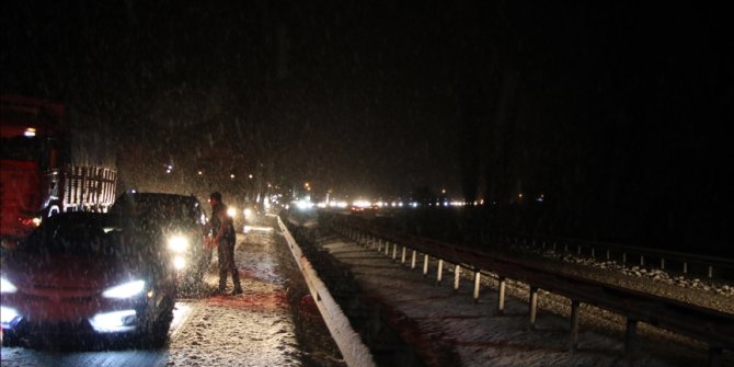Uşak'ta kar yağışı ulaşımda aksamalara neden oluyor