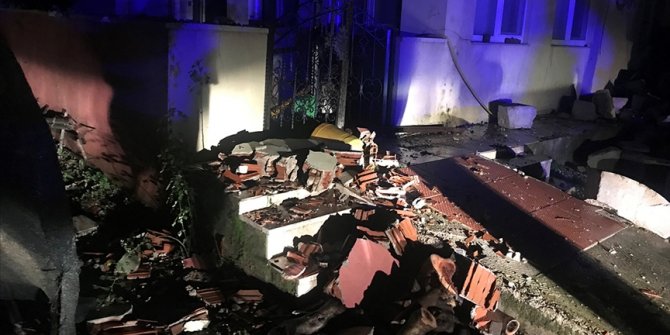 Antalya'da hortum cami minaresini yıktı, ev ve seralara zarar verdi
