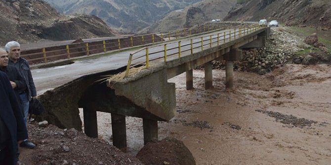 Adıyaman'da mahalleleri bağlayan köprü kısmen çöktü