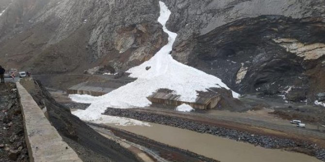 Hakkari-Çukurca yoluna çığ düştü, çığ tüneli olası faciayı önledi