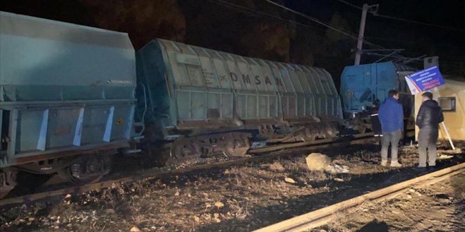 Sivas'ta demir cevheri yüklü 7 vagon devrildi
