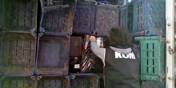 Kamyondaki kasalar arasında 17 bin paket kaçak sigara ele geçirildi