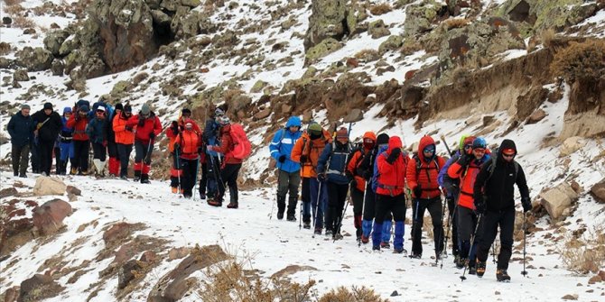 27 dağcıdan Ağrı Dağı'na zirve tırmanışı