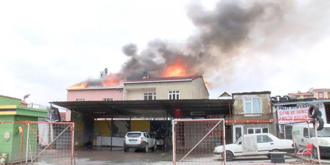 Avcılar'da 2 binanın çatısı alev alev yandı