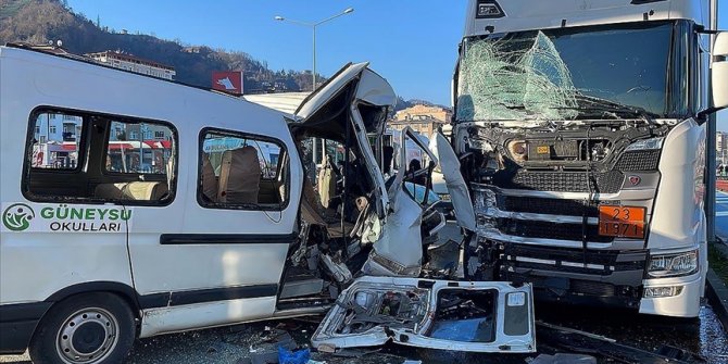 Rize'de okul servisi park halindeki tıra çarptı, 1 kişi öldü,13 kişi yaralandı