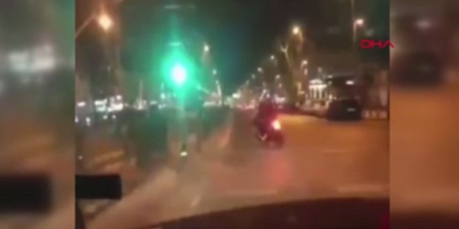 Trafik ışıklarına uymayan yayaya motosiklet böyle çarptı