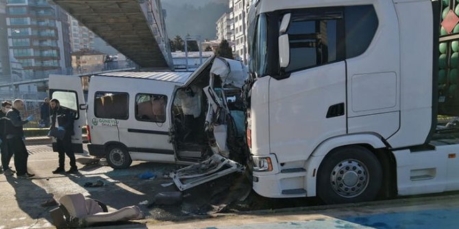 Öğrenci servisi TIR'a çarptı: 1 ölü, 13 yaralı