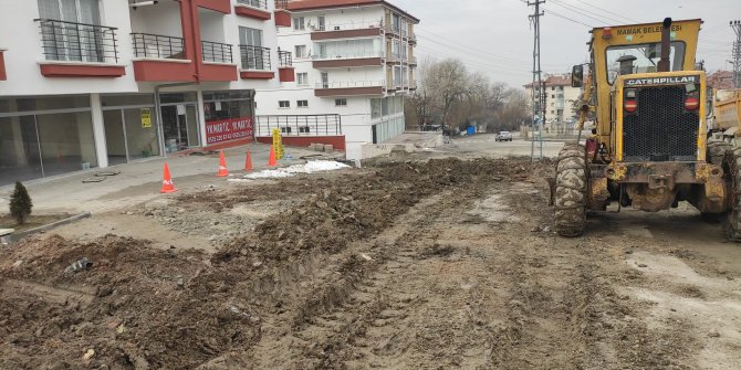 Gelişigüzel dikilen elektrik direkleri vatandaşlara zor anlar yaşatıyor