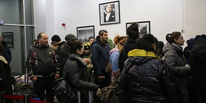 Ukrayna'dan tahliye edilen Azerbaycanlıların Türkiye'ye gelişleri sürüyor