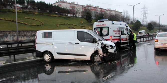 Okmeydanı-TEM Bağlantı yolunda trafiği kilitleyen kaza