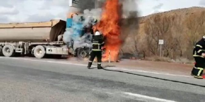 Seyir halindeki TIR alev aldı, sürücü canını son anda kurtardı