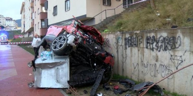 Maltepe'de rampada geriye kayan otomobil çocuk parkına düştü