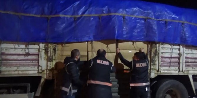 Yem yüklü kamyonda 2,7 milyon liralık kaçak makaron ele geçirildi