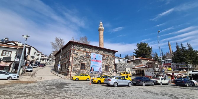 8 Mart Kadınlar Günü konser afişinin camiye asılmasına vatandaşlardan tepki