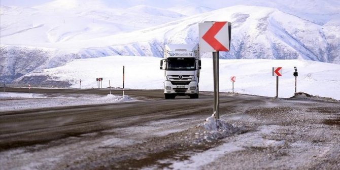 Çıldır-Aktaş kara yolu tipi nedeniyle tır geçişlerine kapatıldı