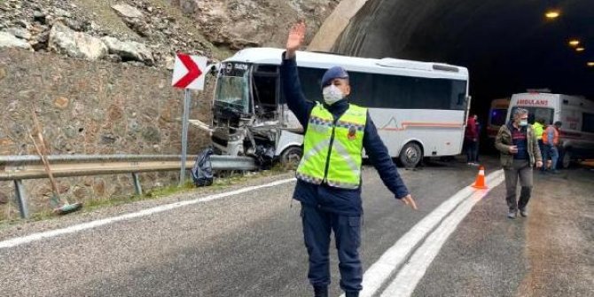 TIR'ın dorsesi midibüse çarptı; 6 kişinin yaralandığı kaza kamerada