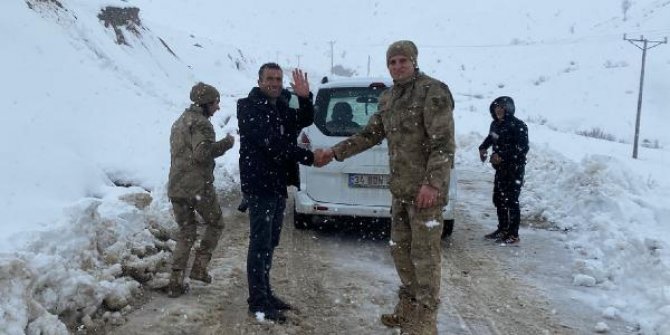 Bitlis'te karda mahsur kalan ailenin yardımına jandarma yetişti