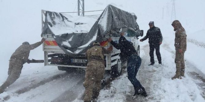 Araçlarıyla yolda kalanların yardımına askerler koştu