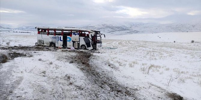 Sivas'ta yolcu otobüsünün devrilmesi sonucu 20 kişi yaralandı