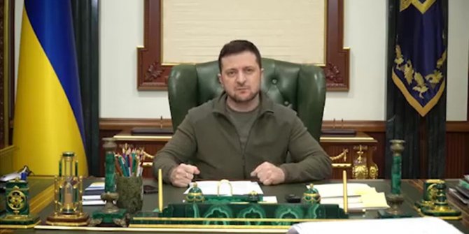 Zelenskiy, Ukrayna'da savaş döneminde sivillerin silah kullanımına dair yasayı imzaladı