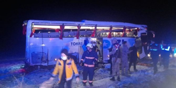 Sivas'ta yolcu otobüsü devrildi