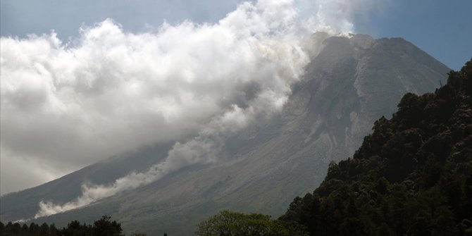 Endonezya'da Merapi Yanardağı'ndaki patlamalar nedeniyle 253 kişi tahliye edildi