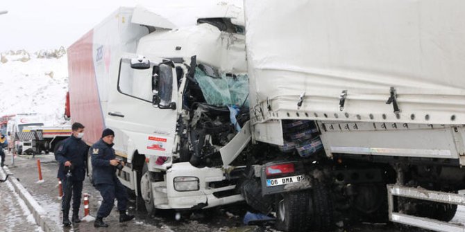 Nevşehir'de TIR ile kargo kamyonu çarpıştı: 1 ölü