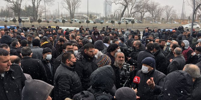 Özel halk otobüsü ile minibüsçüler esnafı Belediye binası önünde toplandı