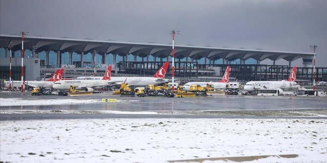İstanbul ve Sabiha Gökçen havalimanlarında 127 THY uçağına buzlanmayı önleyici işlem yapıldı