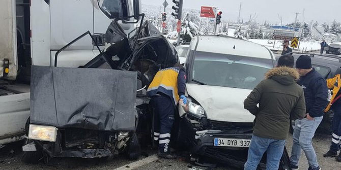 TIR, kırmızı ışıkta bekleyen 6 araca çarptı: 1 ölü, 12 yaralı