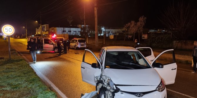 Polisten kaçtıkları otomobille ters şeride giren şüpheliler, kazaya neden oldu: 1 gözaltı