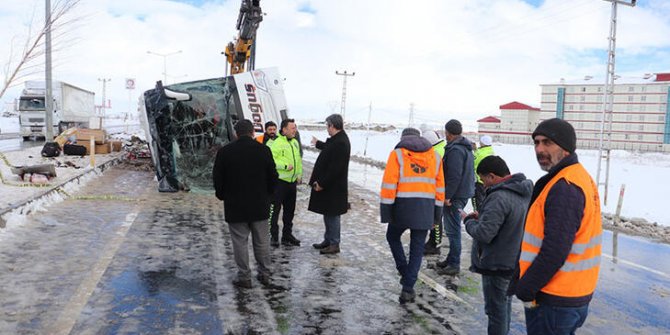 Ağrı'da yolcu otobüsü devrildi; 13 yaralı