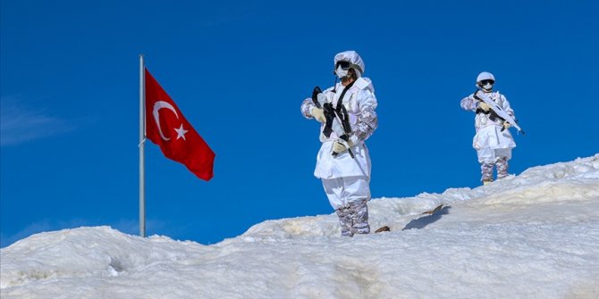Mehmetçik zorlu hava ve arazi koşullarında vatan nöbetinde