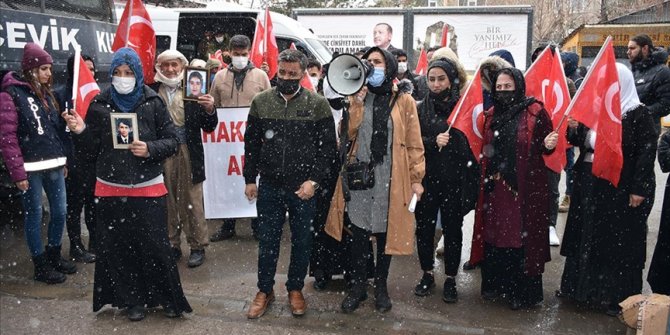 Hakkari'de terör mağduru aileler HDP İl Başkanlığı önündeki eylemini sürdürdü