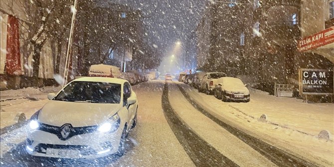 İstanbul'da kar yağışı etkisini sürdürüyor