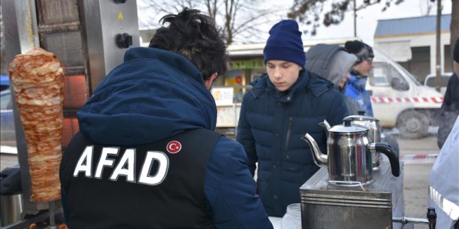 AFAD'ın Romanya-Ukrayna sınırındaki sıcak yemek dağıtımı sürüyor