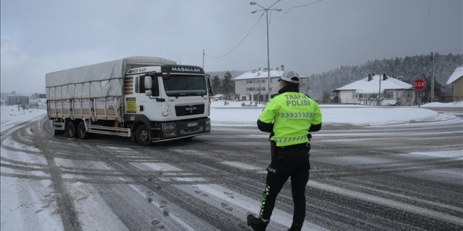 Bolu'dan İstanbul yönüne kamyon ve tır geçişi kar nedeniyle durduruldu