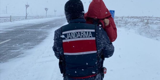 Nevşehir'de yolda mahsur kalanlar, jandarma karakolunda konuk edildi