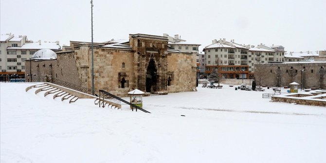 Sivas'ta kar ve tipi nedeniyle 446 köy yolu ulaşıma kapandı