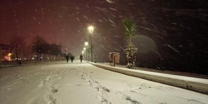 Yalova'da yoğun kar yağışı hayatı olumsuz etkiliyor