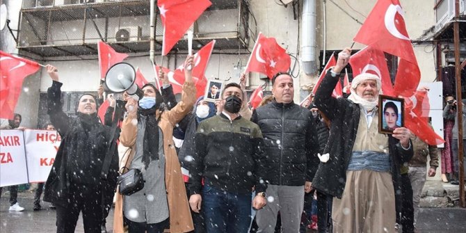 HDP önünde eylemlerini sürdüren Hakkarili ailelere destek büyüyor