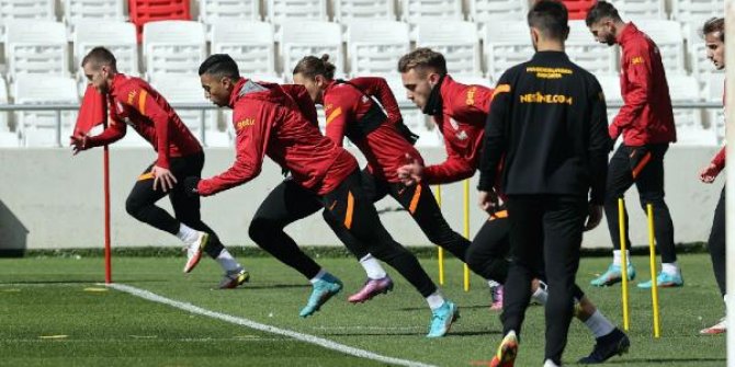 Galatasaray, Alsancak Mustafa Denizli Stadı'nda çalıştı