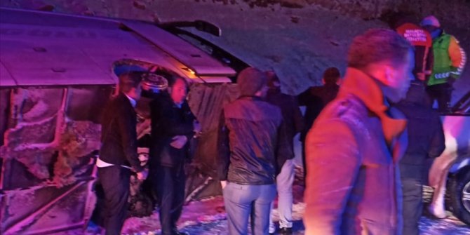 Malatya'da yolcu otobüsünün devrilmesi sonucu 2 kişi yaralandı