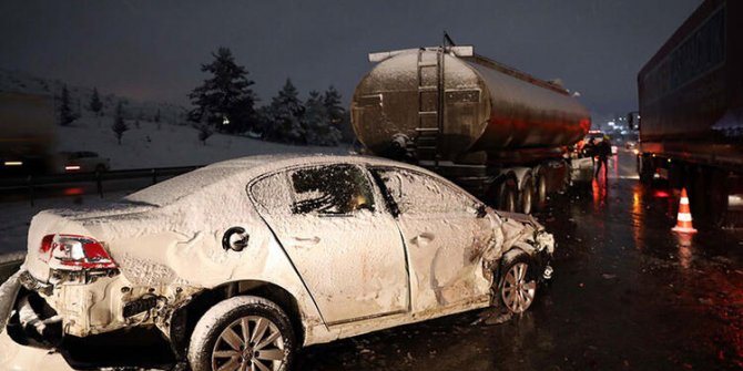 TAG otoyolunda 3 TIR ile 4 otomobilin karıştığı zincirleme kaza: 5 yaralı