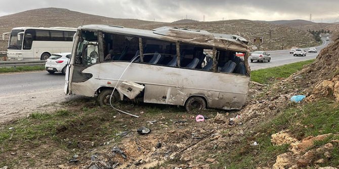 İşçileri taşıyan midibüs devrildi: 15 yaralı